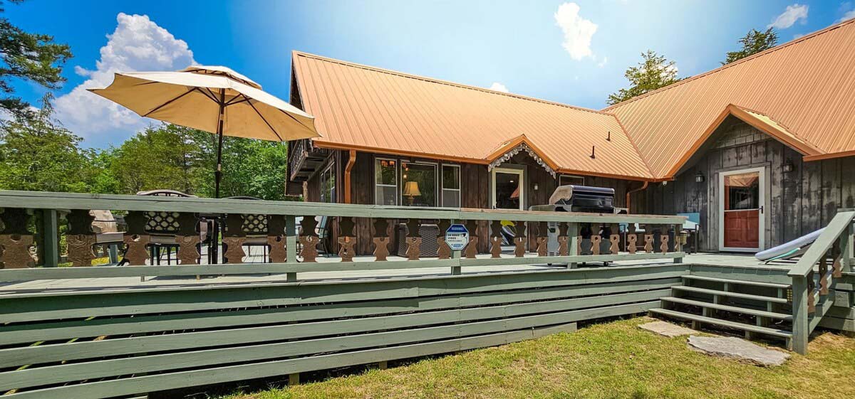 Large Deck for Entertaining at Big Cabin on Beaver Lake